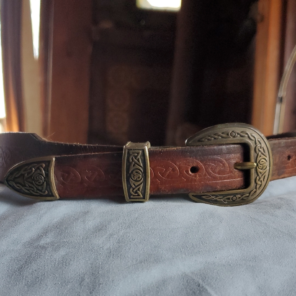 LEE RIVEClassic Embossed Leather Men's Belt with Decorative Brass Buckle - Brown